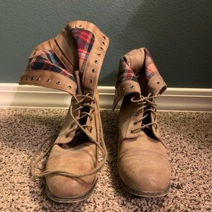 Combat boots w/ Plaid Detail